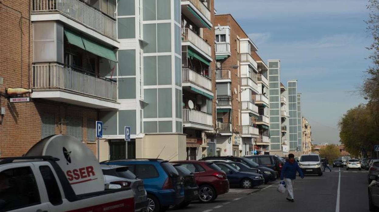 Una de las calles de Ciudad Lineal donde se han instalado varios ascensores de acera