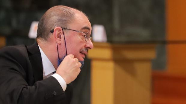 Lambán pide que el reparto de las vacunas prime a las regiones más envejecidas, no a las más pobladas