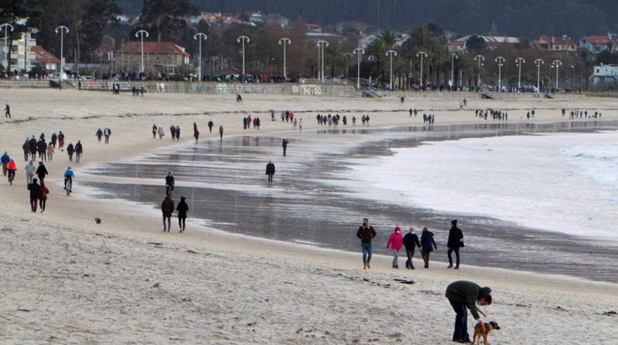 Personas paseando por Samil, durante el puente