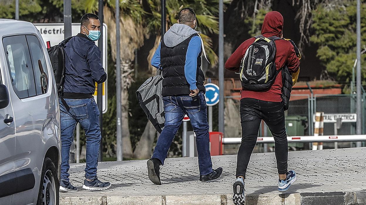 Tres inmigrantes llegados de Tenerife salen del aeropuerto de Valencia