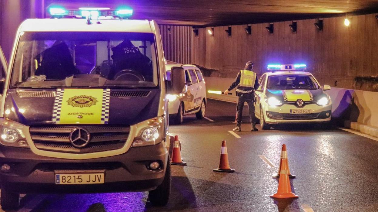 Control de la Policía Local en la avenida de Denia en Alicante, de madrugada durante el toque de queda