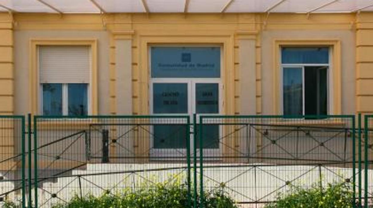 Vista de la entrada del centro para personas mayores Gran Residencia