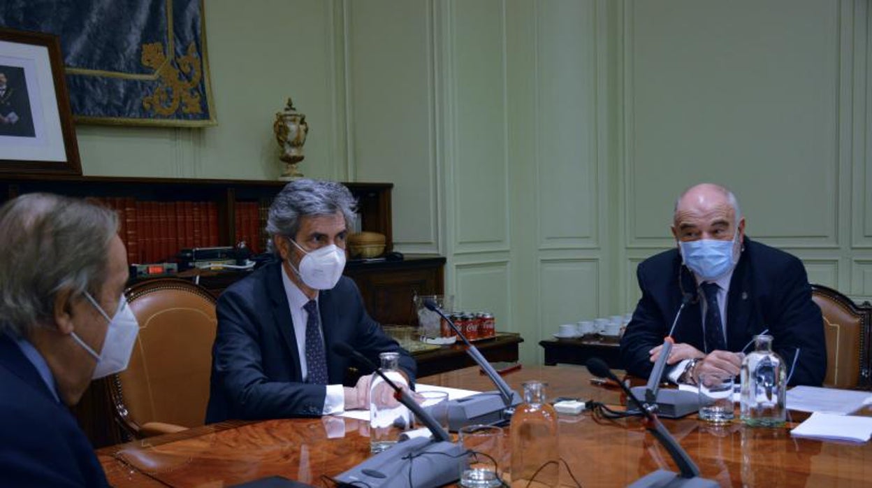El presidente del Tribunal Supremo y del Consejo General del Poder Judicial (CGPJ), Carlos Lesmes, durante un Pleno