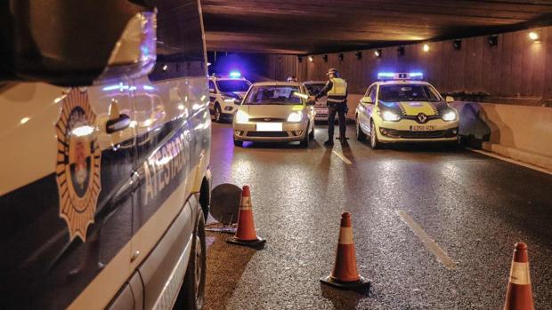 Medidas Navidad en Alicante: abren expediente a un policía local negacionista que rechaza llevar mascarilla