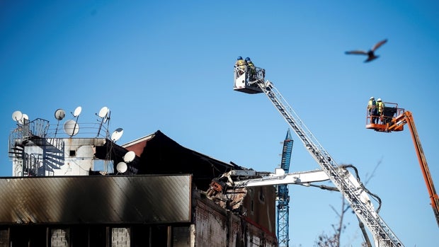 Localizado un cuarto cadáver entre los restos de la nave incendiada en Badalona