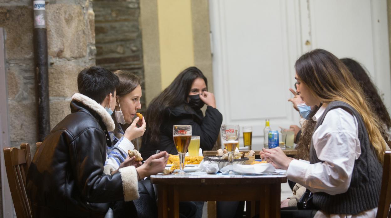 Ciudadanos en la terraza de un bar de Lugo a 12 de diciembre