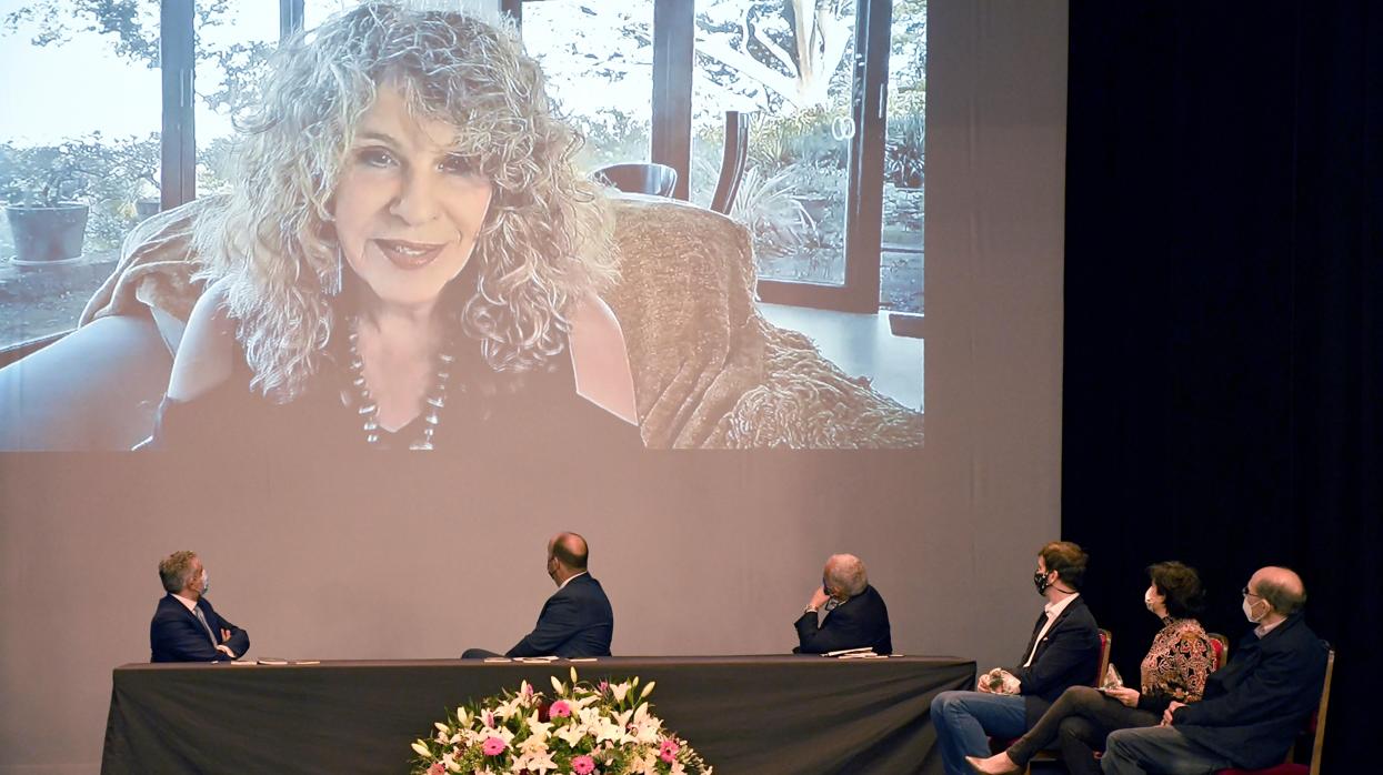 La autora nicaragüense Gioconda Belli durante su intervención a través de un vídeo en la entrega del premio de poesía Jaime Gil de Biedma