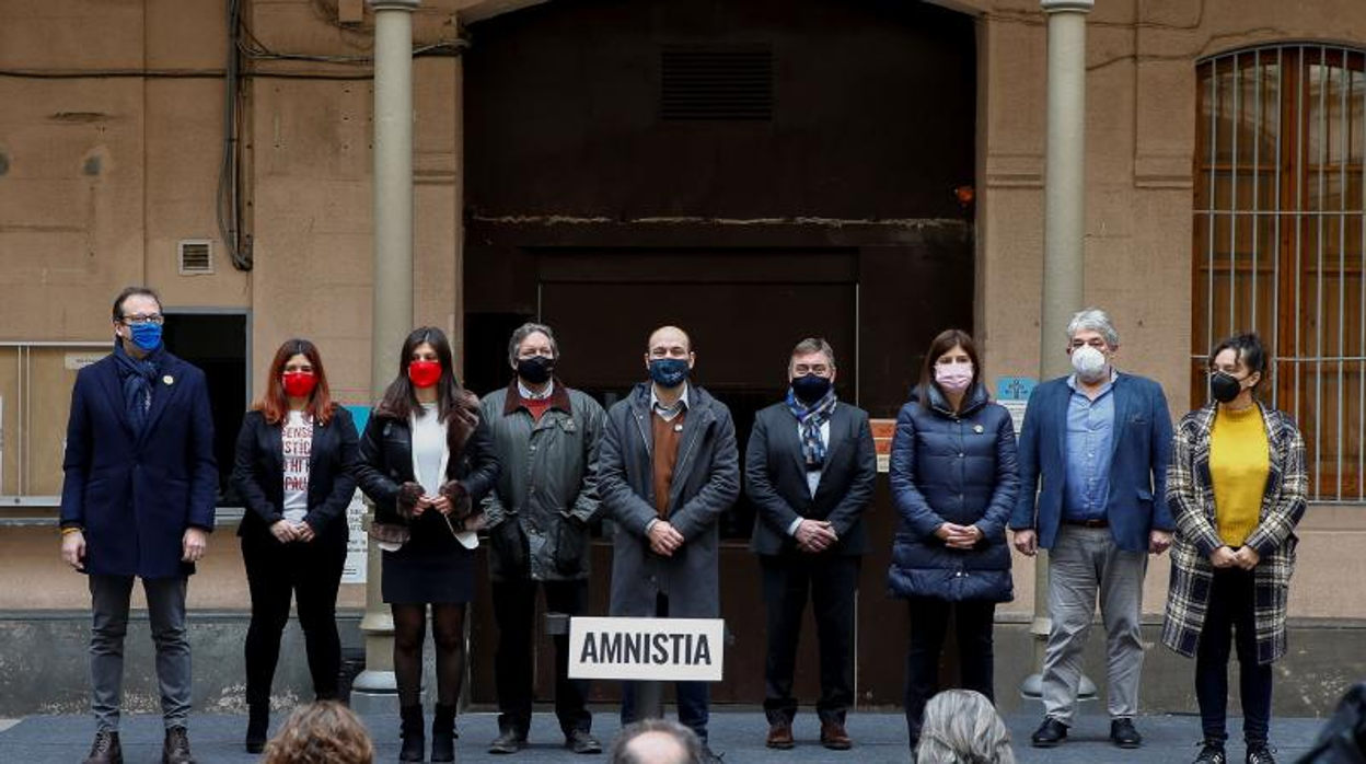 Foto de familia de los representantes de los partidos y las asociaciones que impulsan una ley de amnistía para los condenados o procesados por el 9-n y el 1-O, hoy