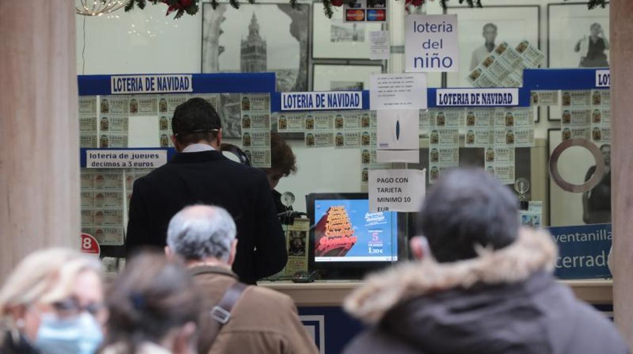 Colas en una administración de Loterías, este lunes