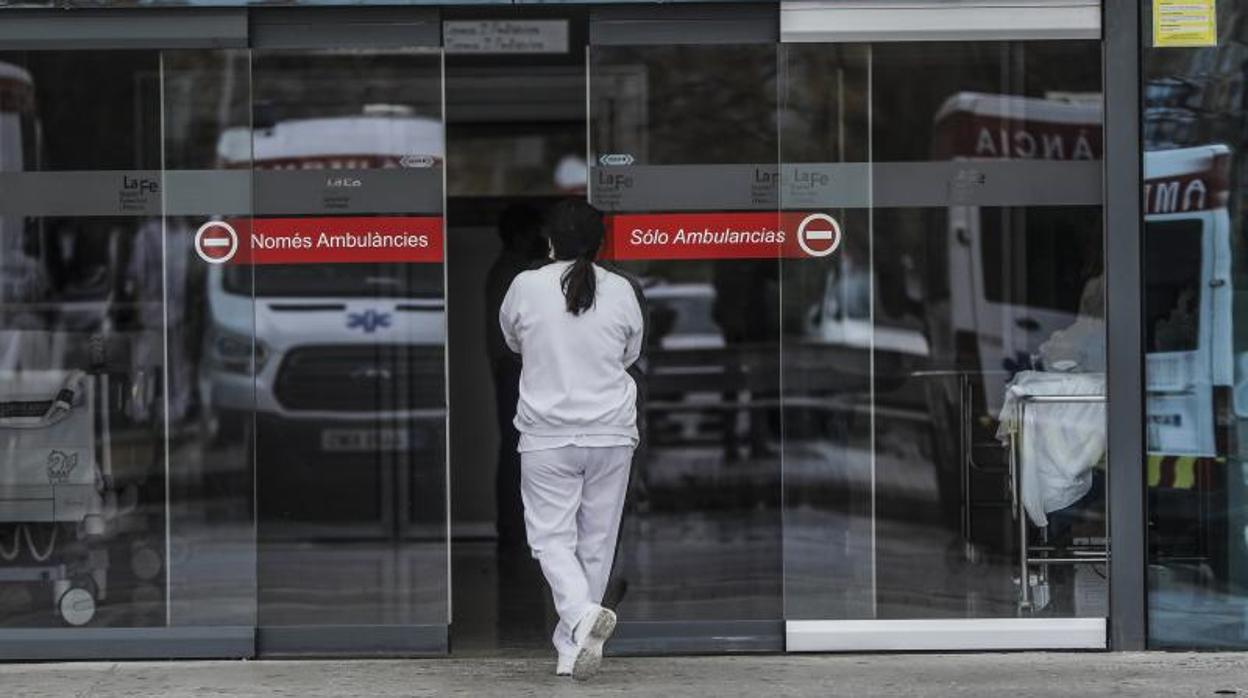 Una profesional de la Sanidad pública valenciana en un hospital