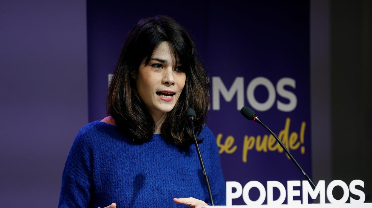 La diputada de Podemos en la Asamblea de Madrid Isa Serra da una rueda de prensa en la sede de la formación política, este lunes, en Madrid