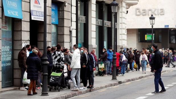 La cola del hambre toma el centro financiero de Valencia