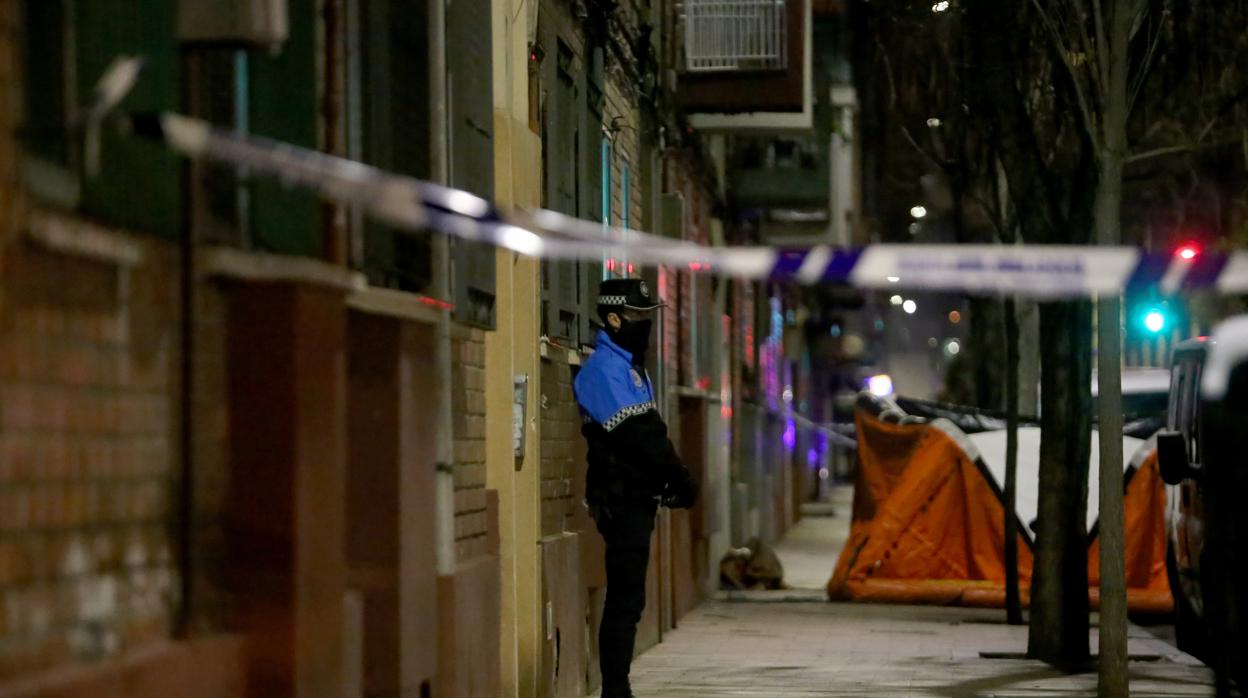 Dispositivo policial a las puertas de la casa del agente retirado