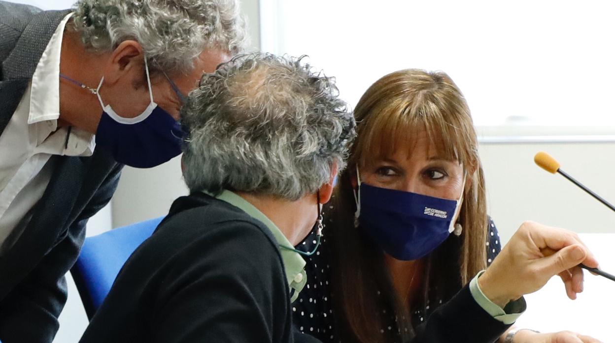 La consejera aragonesa de Sanidad, Sira Repollés (PSOE), conversando con dos altos cargos de su departamento durante una rueda de prensa