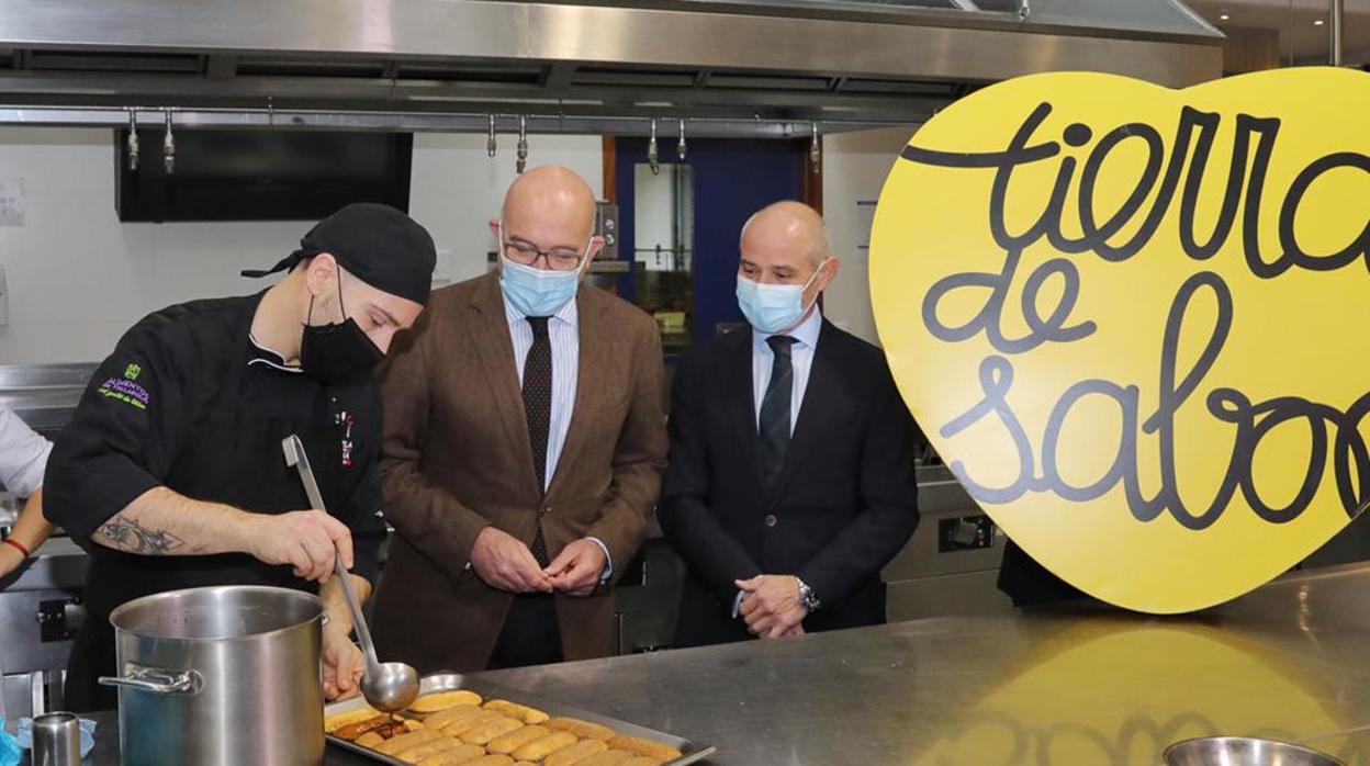 Jesús Julio Carnero y Víctor Caramanza, en la Escuela Internacional de Cocina de Valladolid