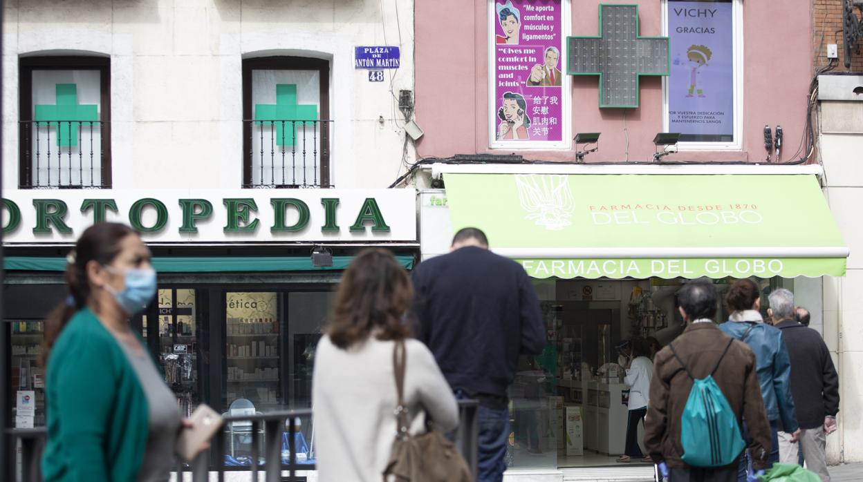 Cola para entrar en una farmacia