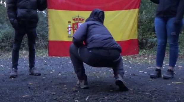 Juventudes del nacionalismo radical roban y queman la bandera del Ayuntamiento de Galdácano, en Vizcaya