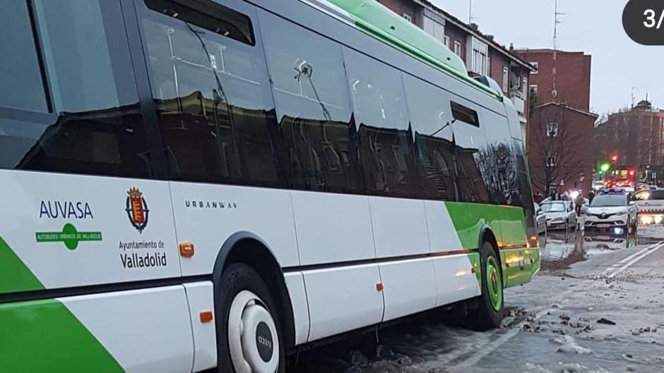 Así ha quedado atrapado un bus en un socavón provocado por la rotura de una tubería