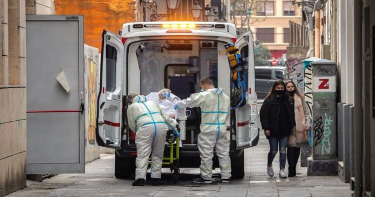 Imagen del traslado al hospital de una mujer en la residencia de ancianos de Velluters (Valencia), donde se ha producido un brote de coronavirus