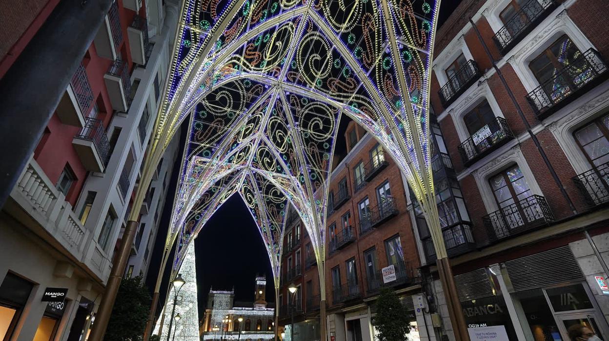 Céntrica calle vallisoletana iluminada por Navidad