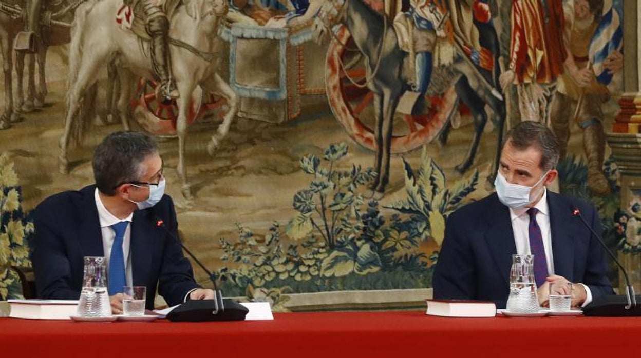 El rey Felipe, y Pablo Hernández de Cos, gobernador del Banco de España, durante la reunión anual de la Fundación Pro Real Academia Española