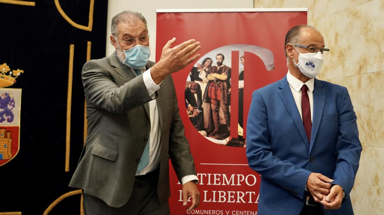 El presidente de las Cortes y de la Fundación de Castilla y León, Luis Fuentes, junto al comisario del proyecto «El tiempo de la libertad. Comuneros V Centenario», Salvador Rus, en una imagen de archivo