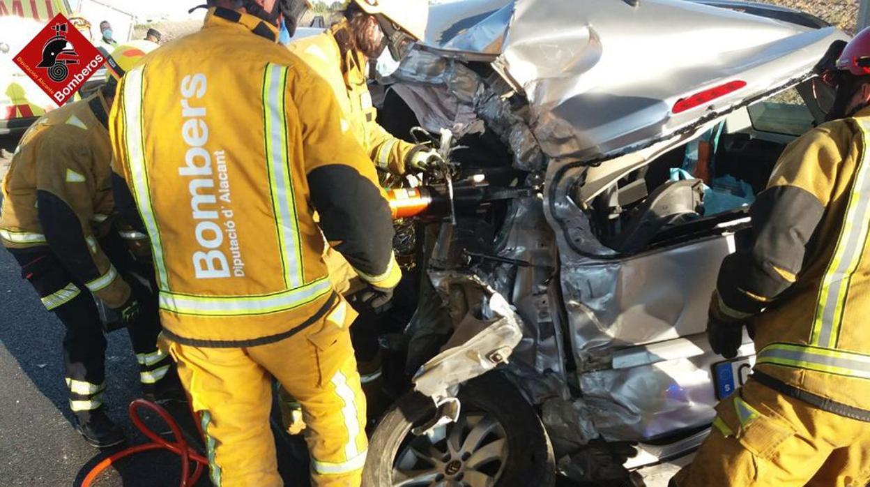 Imagen del coche siniestrado tras colisionar con un camión