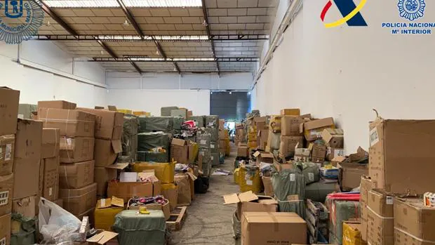 Doce detenidos y millones de mascarillas y juguetes incautados en una operación en Cobo Calleja y Pinto