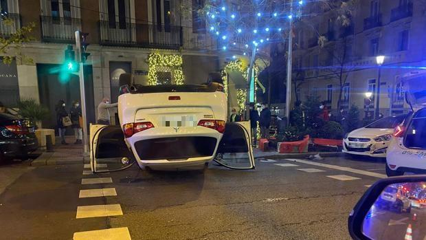 Espectacular accidente sin heridos en plena Milla de Oro de Madrid