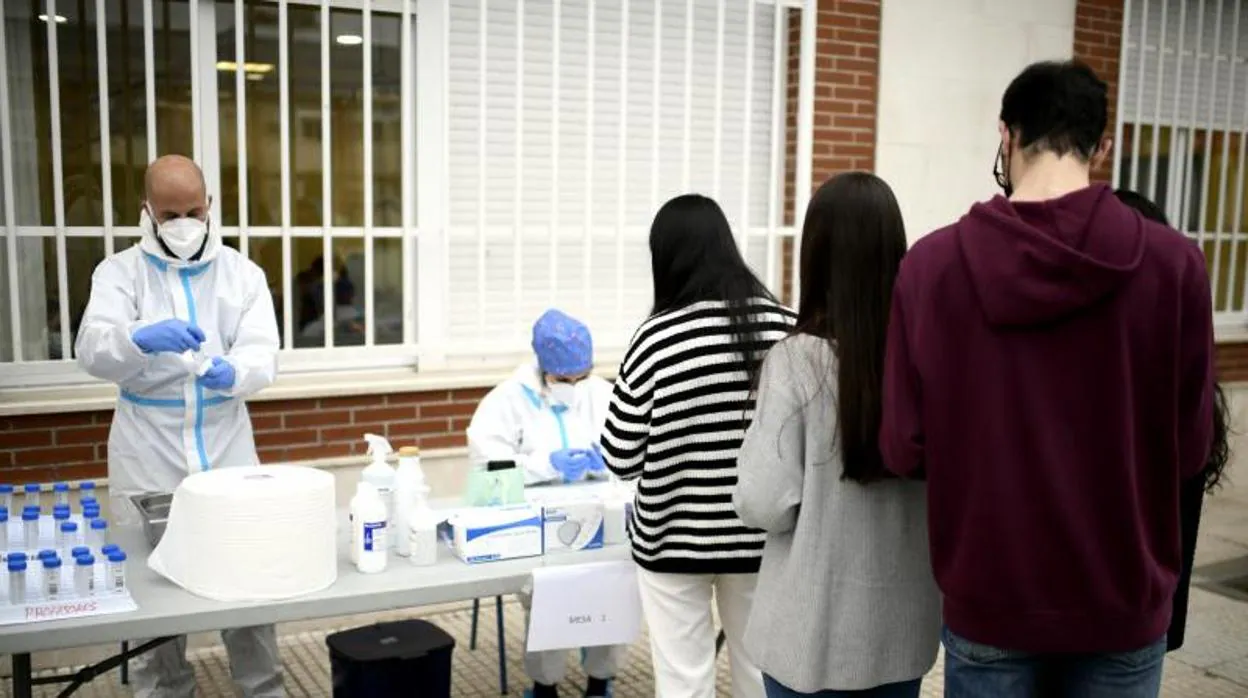Alumnos del Colegio Internacional Alameda de Osuna, en Madrid, durante la toma de muestras para someterlos a analíticas Covid en los útlimos días
