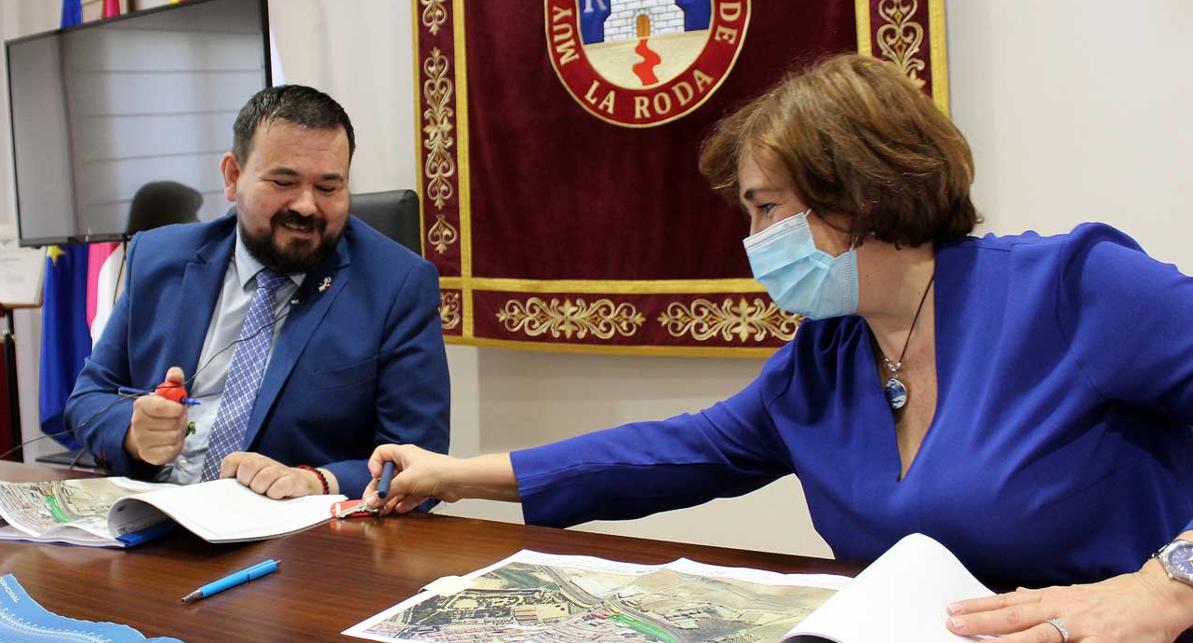 El alcalde de La Roda, Juan Ramón Amores, durante la firma del contrato con Adif