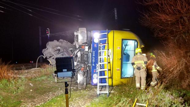 Aparatoso accidente de un tren de mercancías en Zaragoza: un maquinista, herido de consideración