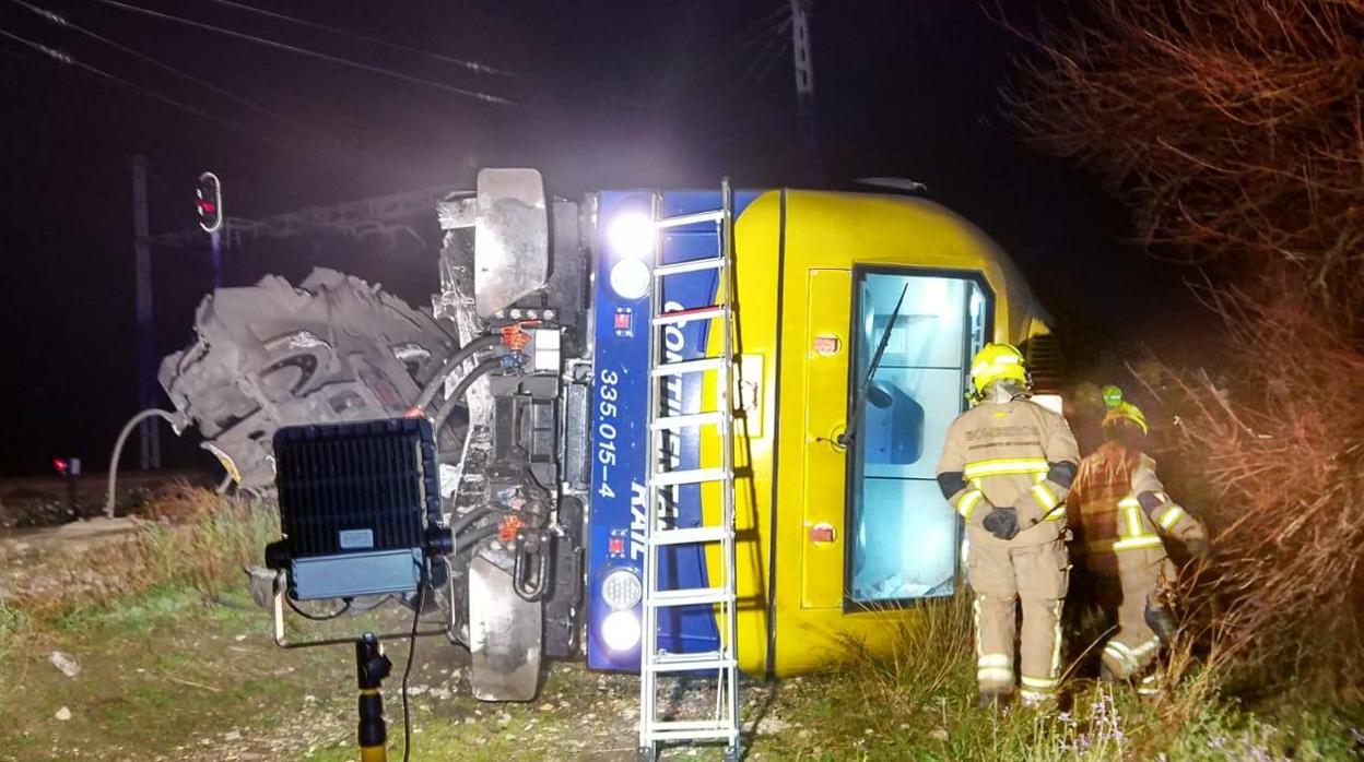 Estado en que quedó la máquina del tren siniestrado en Zaragoza, volcada y totalmente fuera de las vías