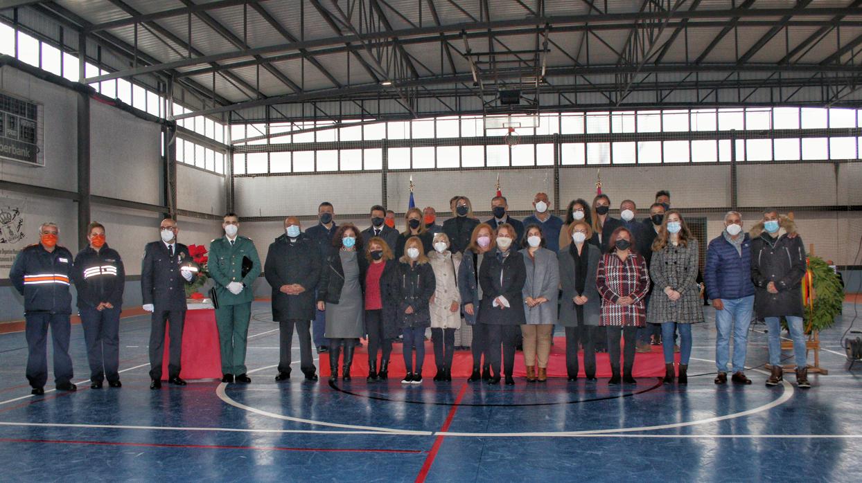 Foto de familia de los participantes en el homenaje