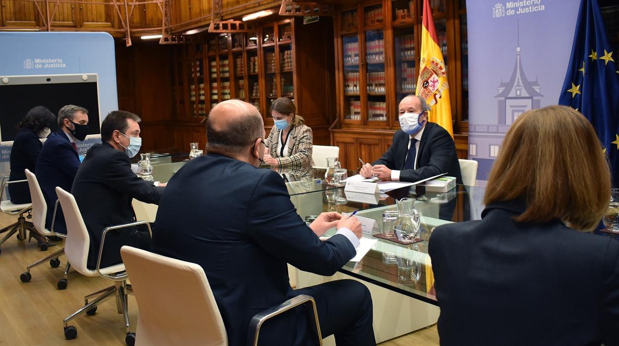 Representantes de las cuatro asociaciones de jueces en la reunión con el ministro, ayer