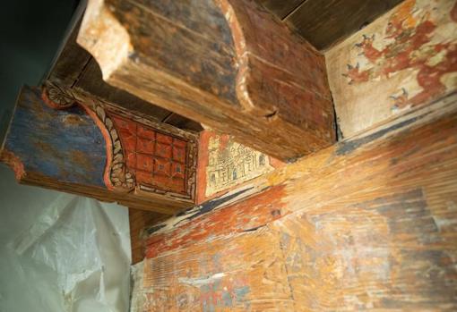 Los elementos constructivos del coro, de pino Soria, se encuentra profusamente decorada con cordelerías y detalles geométricos. También destaca un pequeño zócalo que recorre, por encima, la viga maestra, y que parece indicar el sentido de la lectura de las escenas dibujadas bajo ella. Las imágenes no logran reflejar el resultado final de los trabajos que han logrado un mayor contraste de lo rescatado sobre la madera