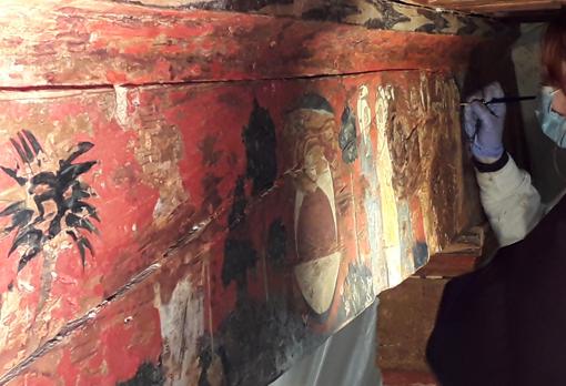 A la izquierda de la imagen, según la lectura realizada por el historiador José María Sánchez Molledo, una figura blanca que se interpreta como la imagen de Jesús resucitado en el huerto (de blanco y con una aguijada) vinculada al célebre «noli me tangere» con María Magdalena; en el centro el escudo atribuído a Pedro de Luna y Albornoz, sobrino del Papa Luna, y arzobispo de Toledo entre 1707 y 1714; a la derecha, se representa el banquete de Jesús en casa de Simón el fariseo, en el que la Magdalena unge los pies de Jesús