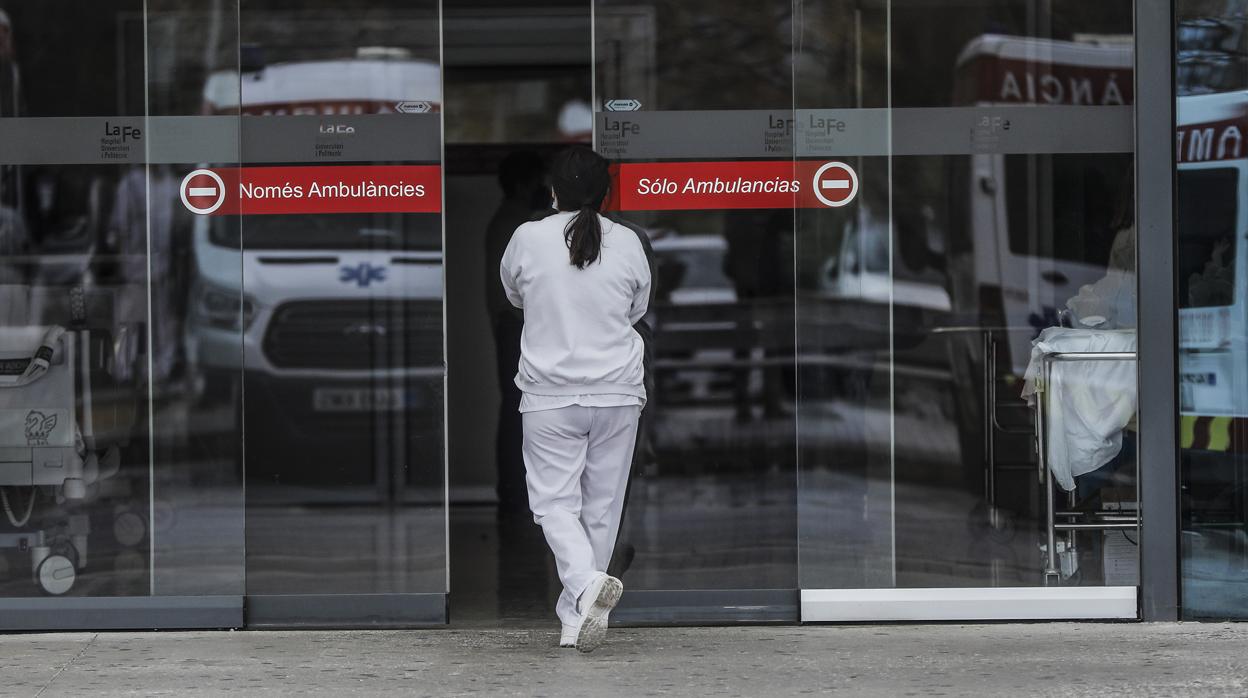 Imagen de archivo de una sanitaria en el Hospital La Fe de Valencia