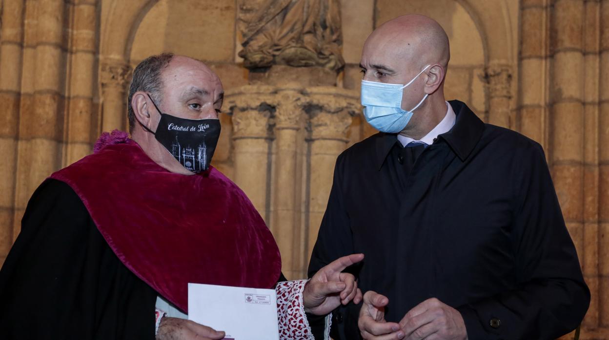 El alcalde de León, José Antonio Diez, hace entrega de la ofrenda de la ciudad a la Catedral