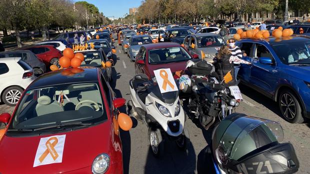 Una caravana de coches pide detener la ley Celaá por «injusta» e «ideológica» en Valencia