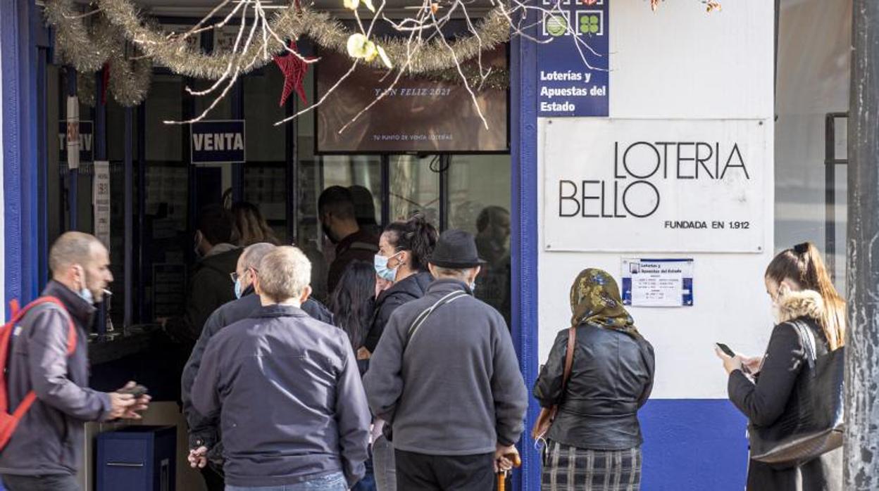 Imagen tomada este lunes en una administración de lotería de la ciudad de Valencia