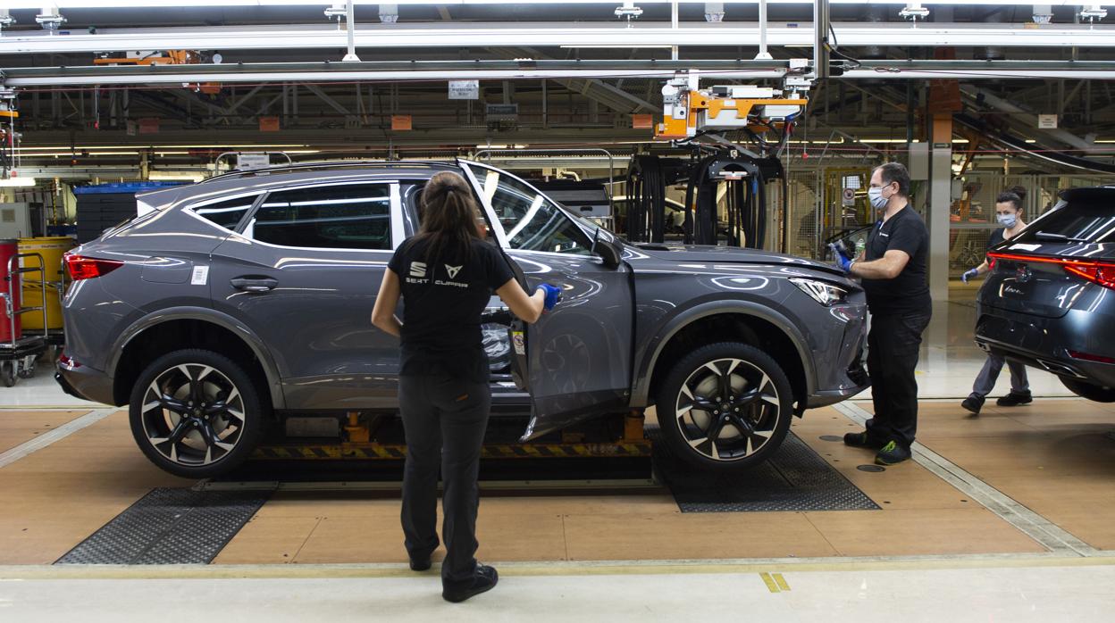 Trabajadores en la planta de SEAT en Barcelona