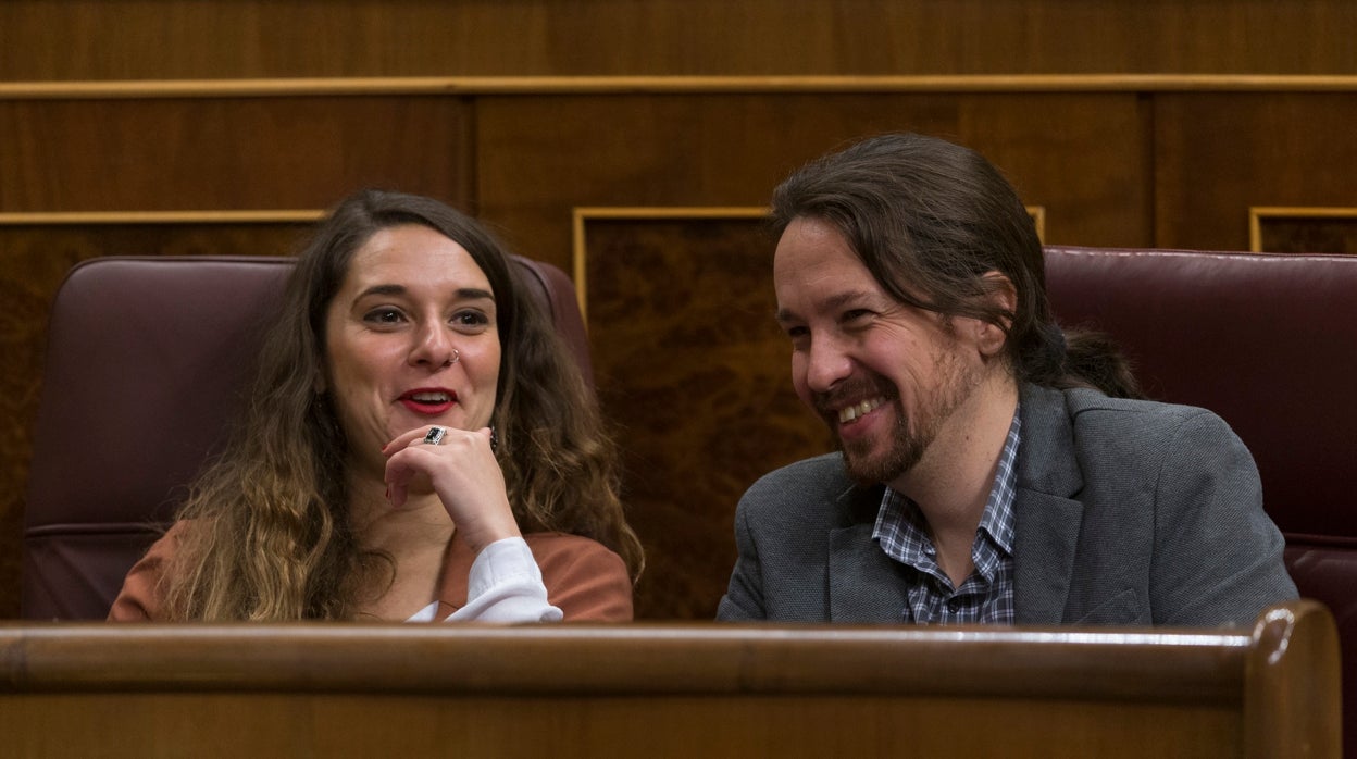 El vicepresidente segundo, Pablo Iglesias, y la secretaria de Estado de Igualdad, Nooelia Vera, en el Congreso en una imagen de archivo