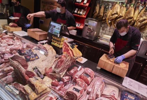 Carnicería Lalo, puesto de carnes selectas en el mercado de La Paz, donde las carnes rojas maduradas compiten en protagonismo con el cordero y el cochinillo