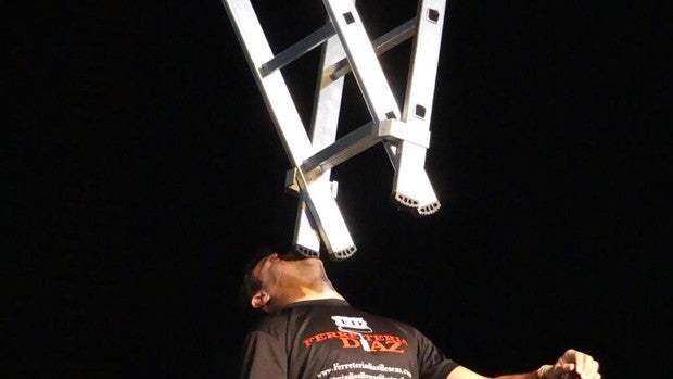 Christian López, el español con más récords Guinness, logra otra proeza con una escalera de 10,2 kilogramos
