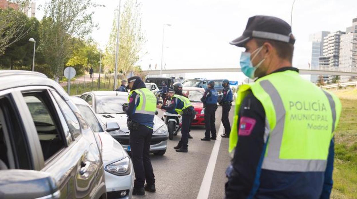 Control de la Policía Municipal para vigilar las restricciones de movilidad en Madrid