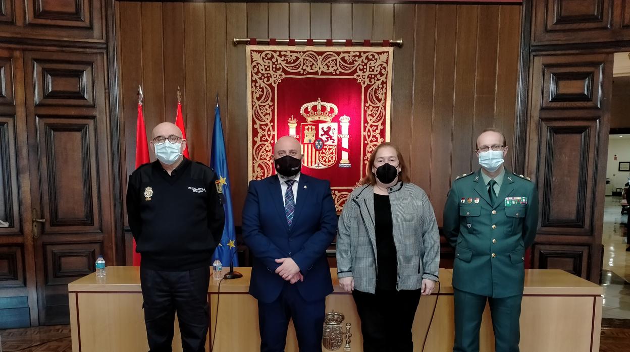 Ell jefe superior de Policía, José María Borja, el delegado José Luis Arasti, la presidenta de los farmacéuticos, Marta Galipienzo y le teniente coronel de la Guardia Civil, José Miguel Barbero.