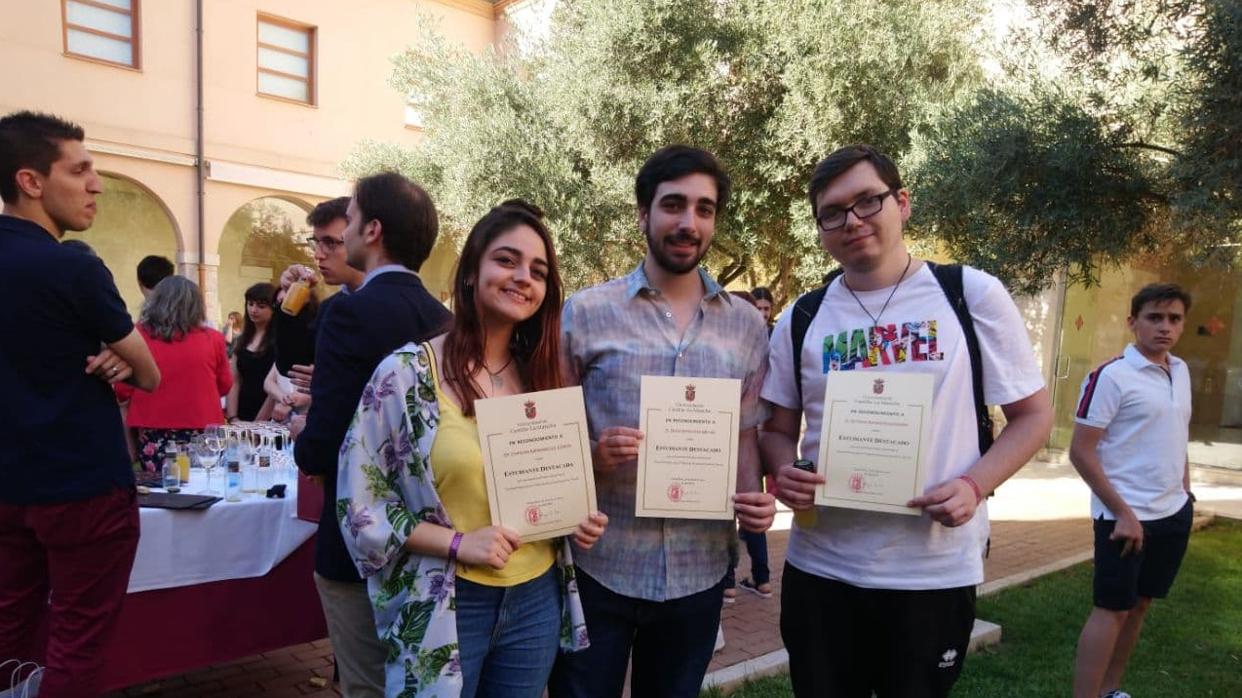 Diego Sepúlveda (en el centro), entre Carolina Manzaneque y Alfonso Barragán, ganadores del «HackForGood» de Teléfonica en Ciudad Real