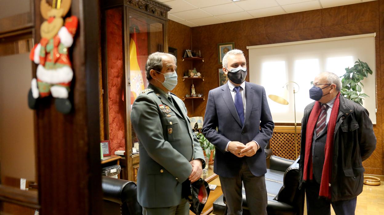 El delegado del Gobierno, Javier Izquierdo, visita las dependencias de la Guardia Civil para felicitar las fiestas y desear un buen servicio a los agentes de guardia. Junto a él, el coronel Miguel Recio y el subdelegado del Gobierno en Valladolid, Emilio Álvarez