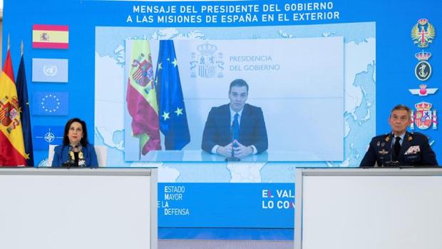 Pedro Sánchez agradece a las Fuerzas Armadas su «labor callada y al servicio de la democracia»